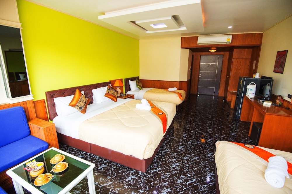 Mr.Mac's Hotel 8/50