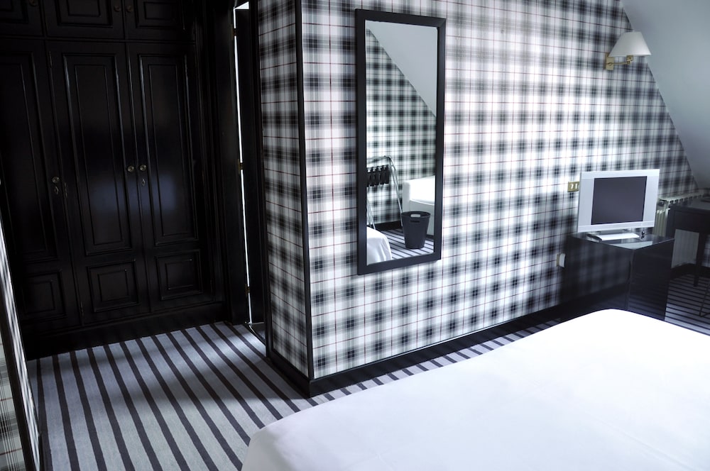 Hotel Clarin 40/40