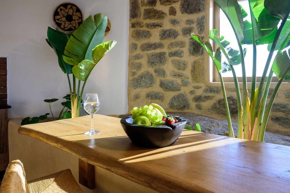 VRACHOS SUITES MYKONOS 63/75