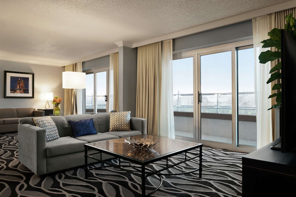 Embassy Suites By Hilton Cincinnati Rivercenter 25/53