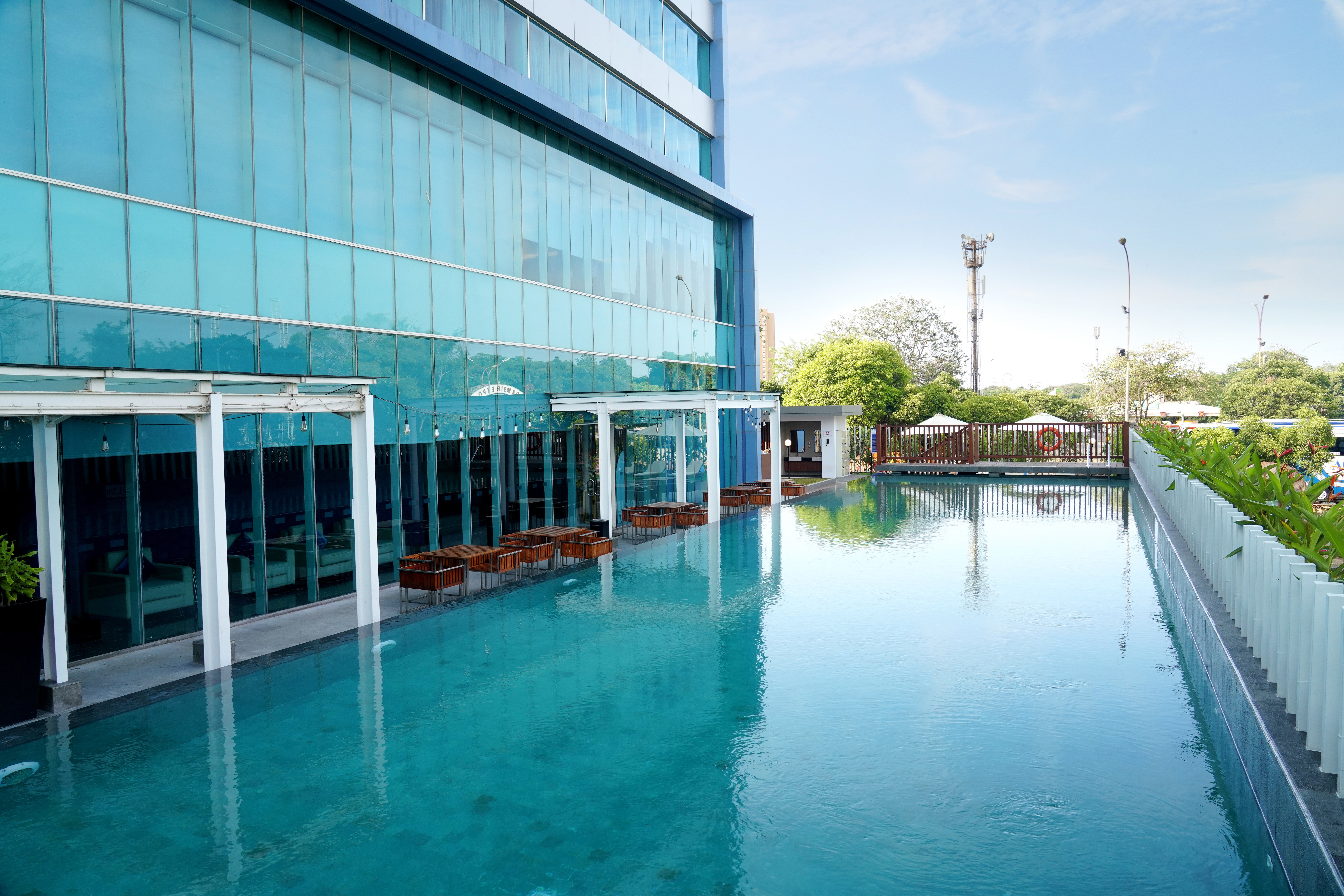 Holiday Inn Express Jakarta International Expo 8/75