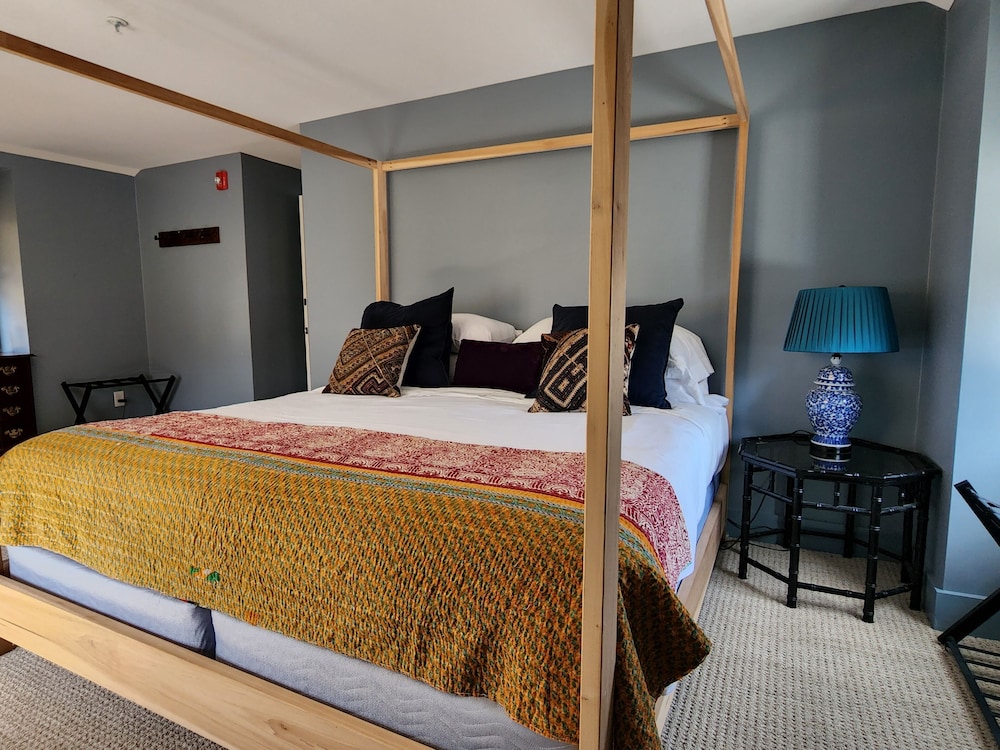 Shelter Harbor Inn 18/72