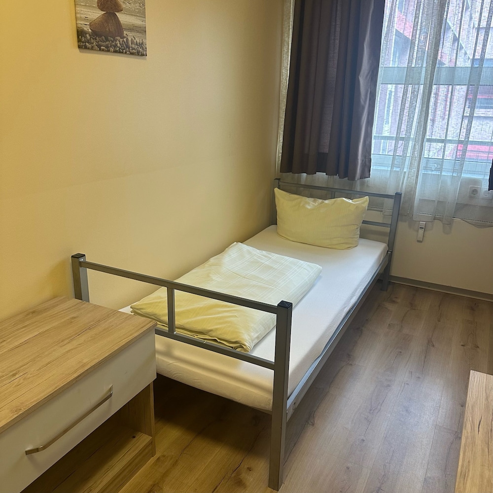 Low Budget Hostel 8/53