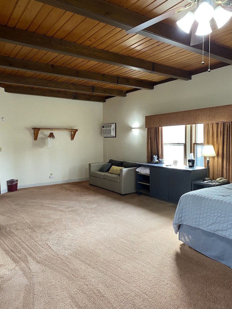 Pictured Rocks Inn & Suites 2/70