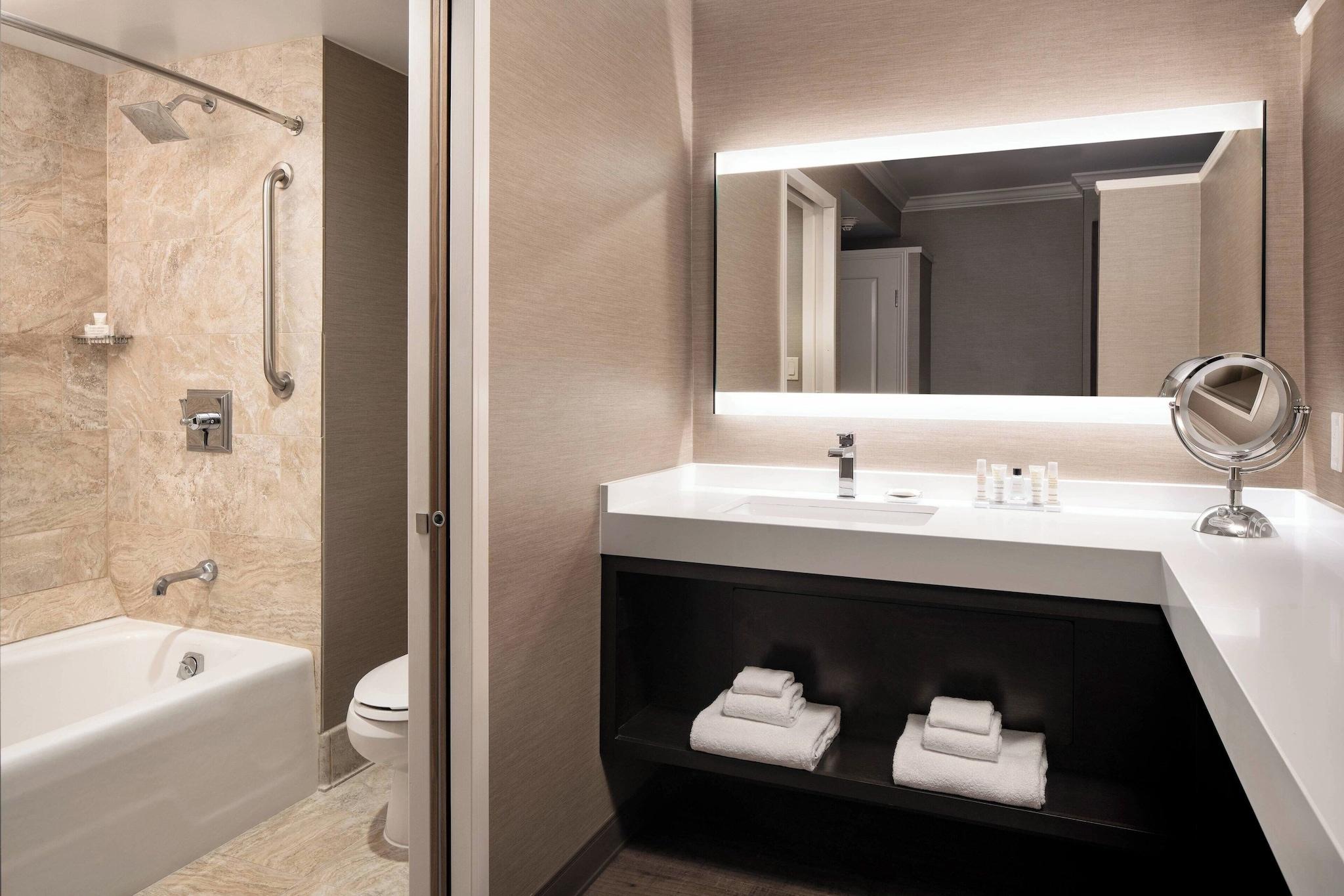Room, Double Bed, Bay View، Monterey Marriott 3/4
