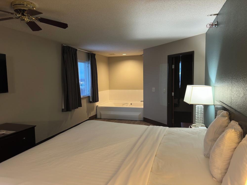 Baymont Inn & Suites by Wyndham Lincoln NE 13/47
