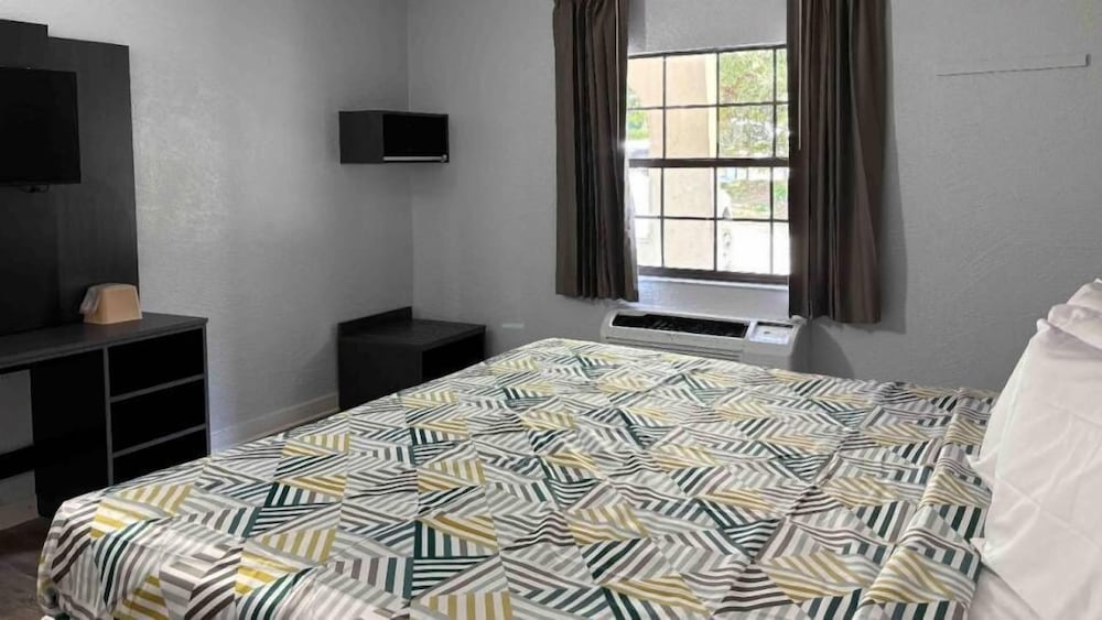 Studio6 Tallahassee, FL – North Monroe 32/42