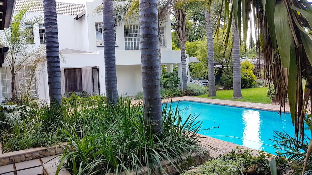 Six Valk Avenue Self Catering Guest House 41/50