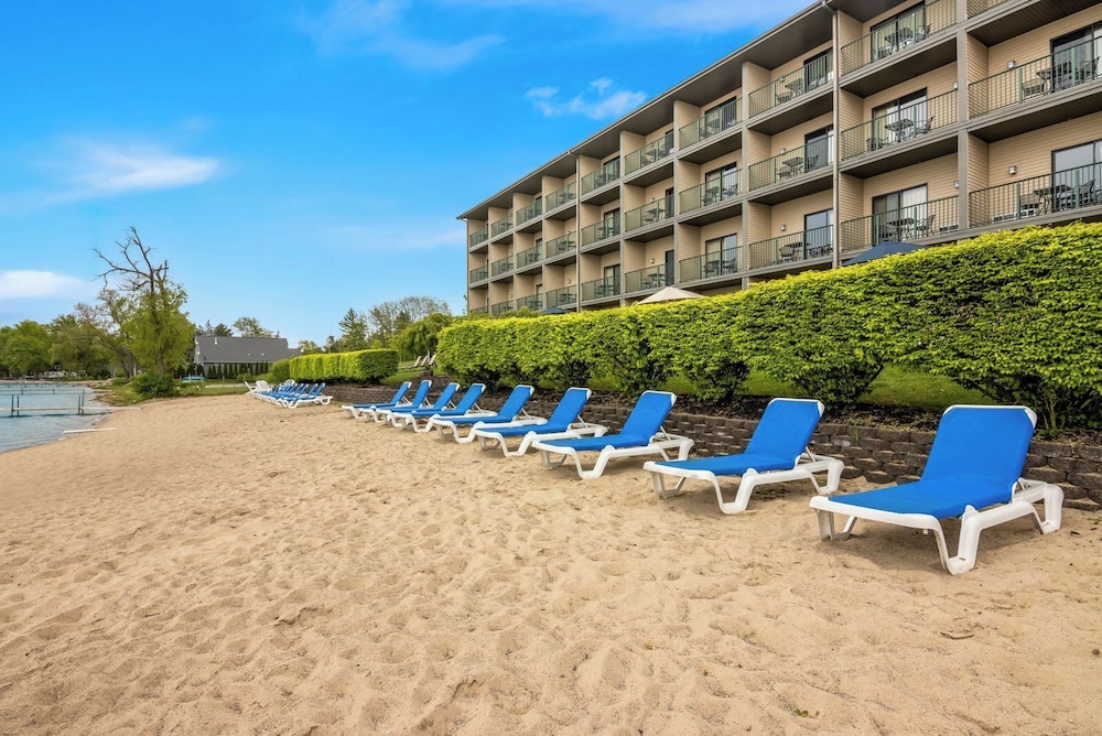 Beachfront Hotel 40/50