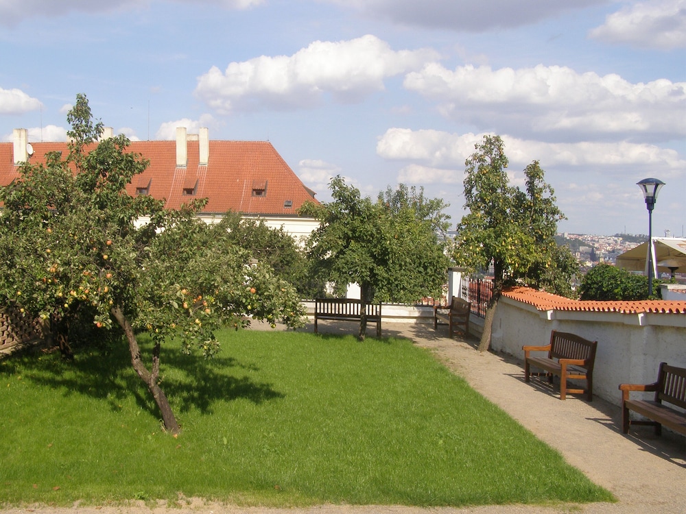 Monastery Hotel 81/89