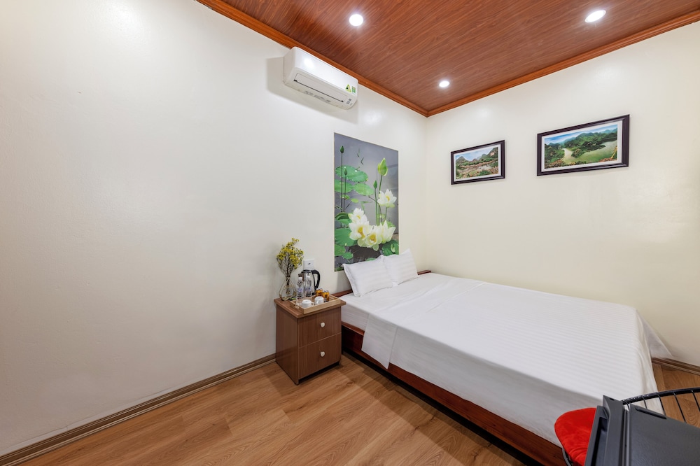 DELUXE, DOUBLE BED, BATHTUB
