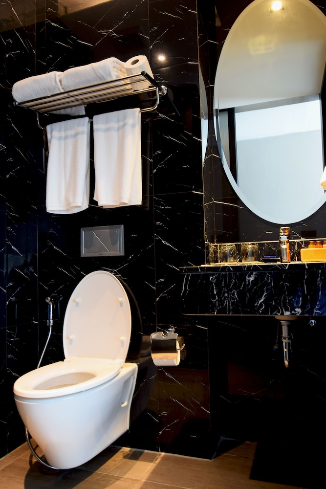 The Duchess Hotel (SHA Plus) 30/32