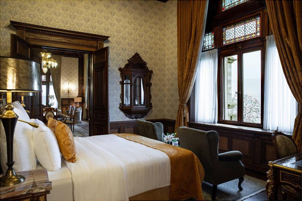 1 Bedroom, Presidential, Castle, Emperor, Suite, King Bed, River View, Jetted Tub