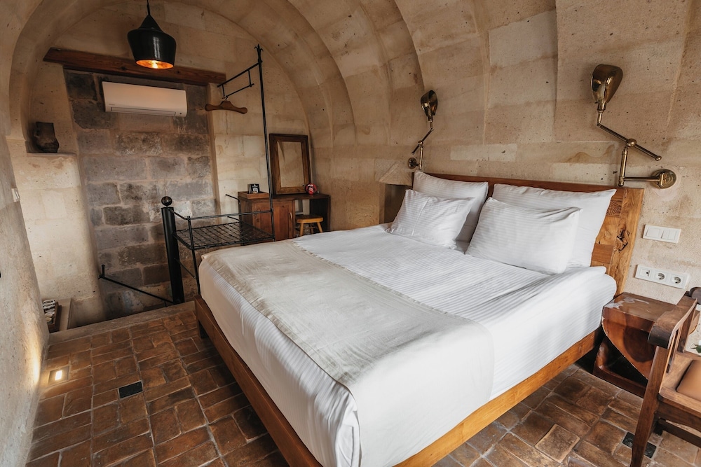 MILLSTONE CAVE SUITES 10/77
