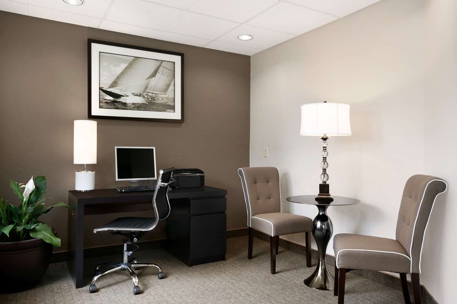 Super 8 by Wyndham Portland Airport 17/23
