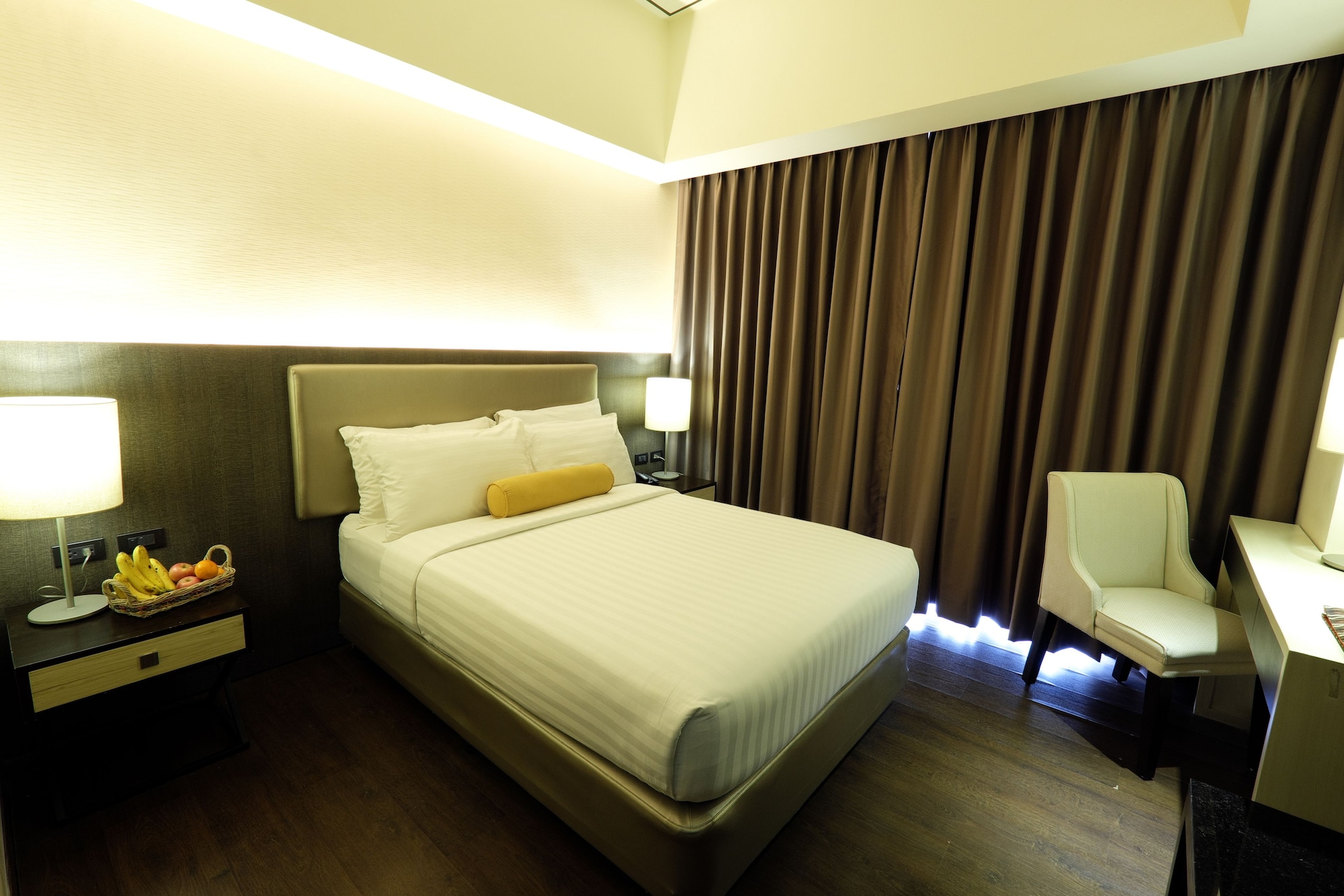 DELUXE, DOUBLE OR TWIN BED