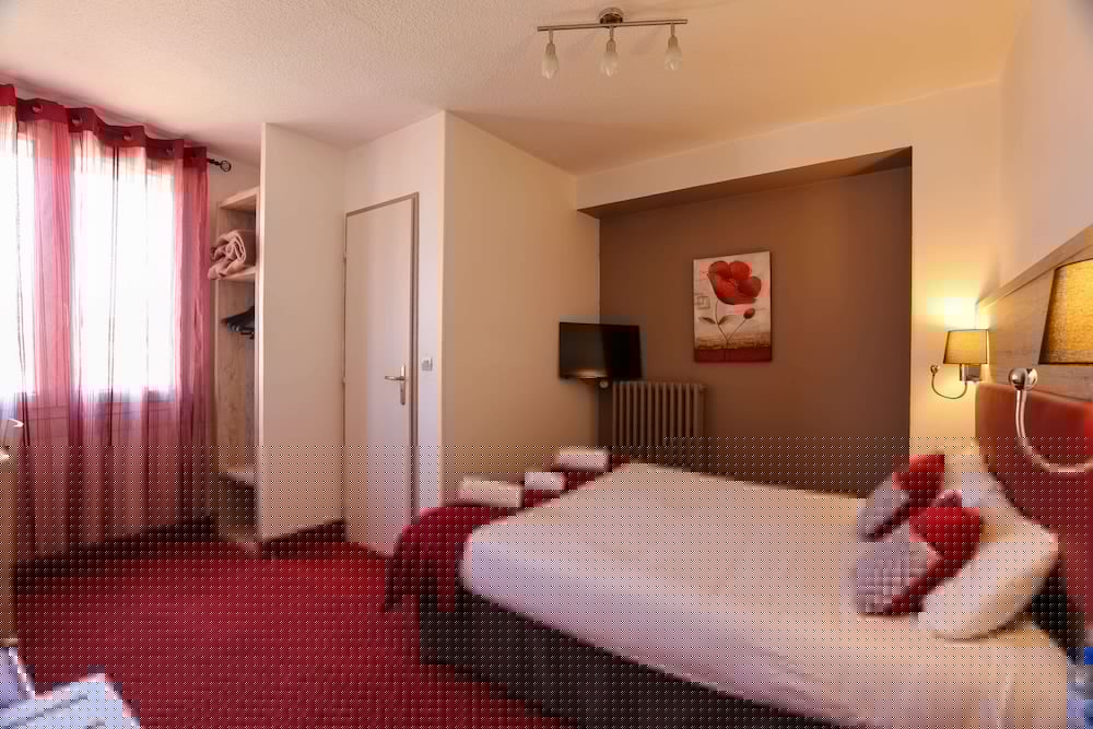 Brit Hotel Bleu Nuit 24/50