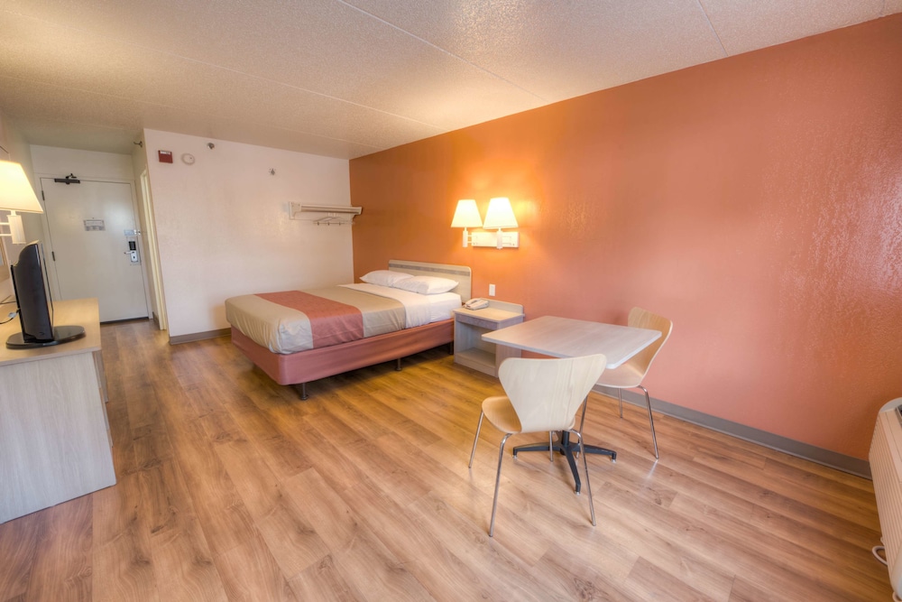 Motel6 Branford, CT - New Haven 26/58