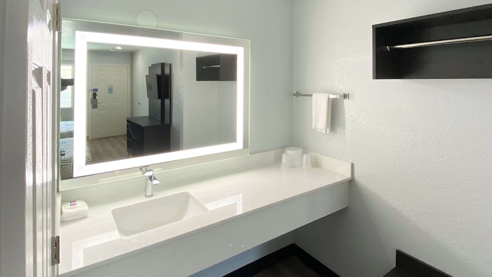 Motel6 Costa Mesa, CA 50/55