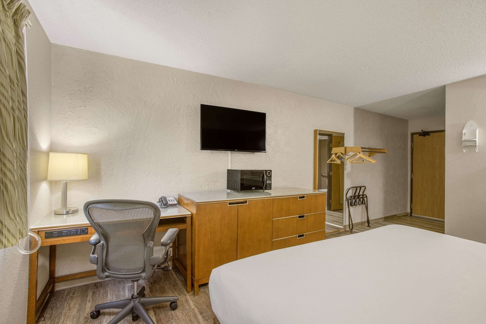 Rodeway Inn & Suites Grand Rapids Southeast 31/39