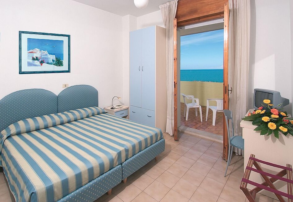 Hotel Embassy Pesaro 7/35