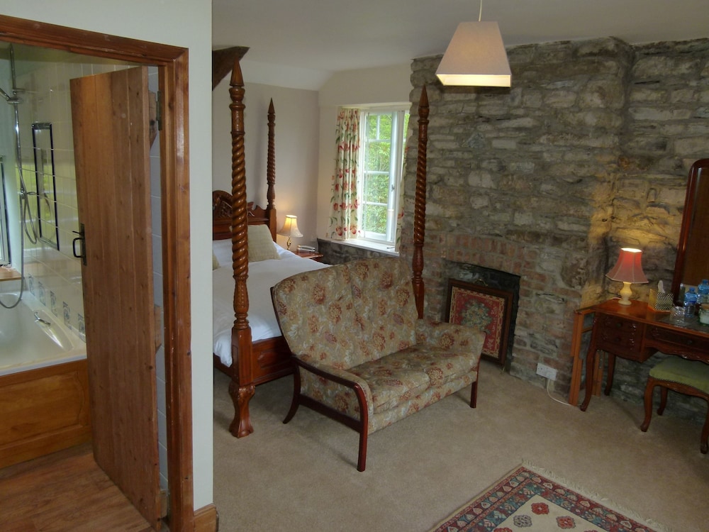 Collaven Manor Hotel 53/78