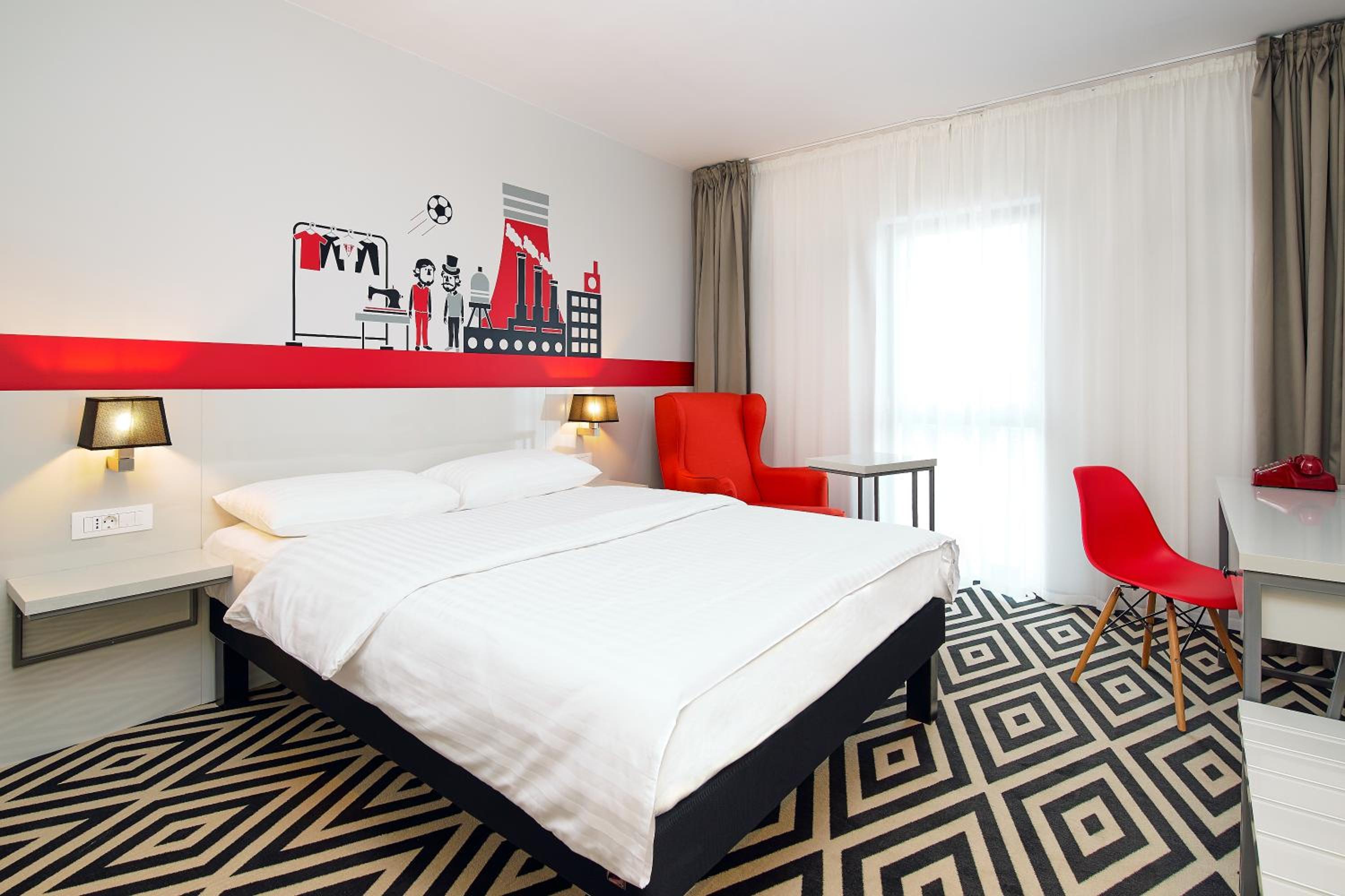 Standard, Queen Bed