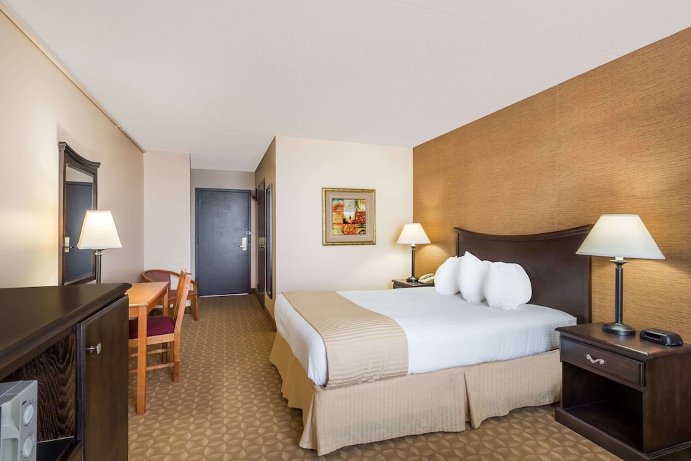 Ramada by Wyndham Watertown/Thousand Islands NY 12/37