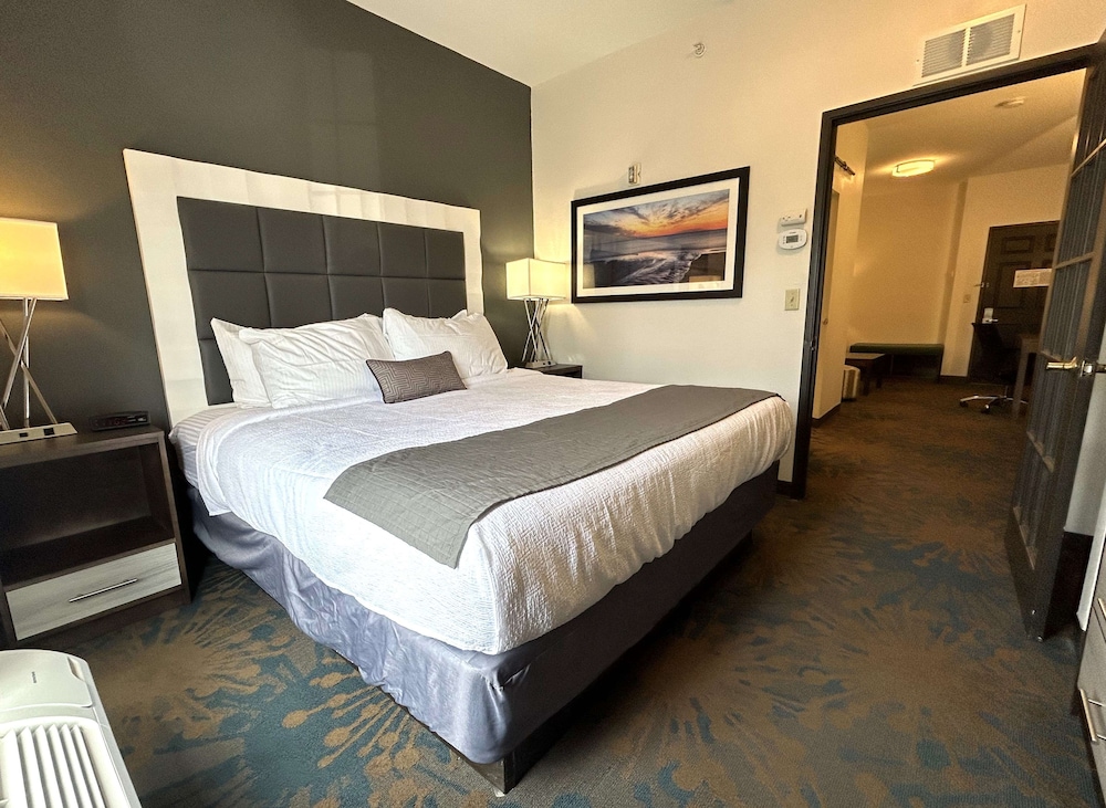 SUITE, KING BED, SOFA