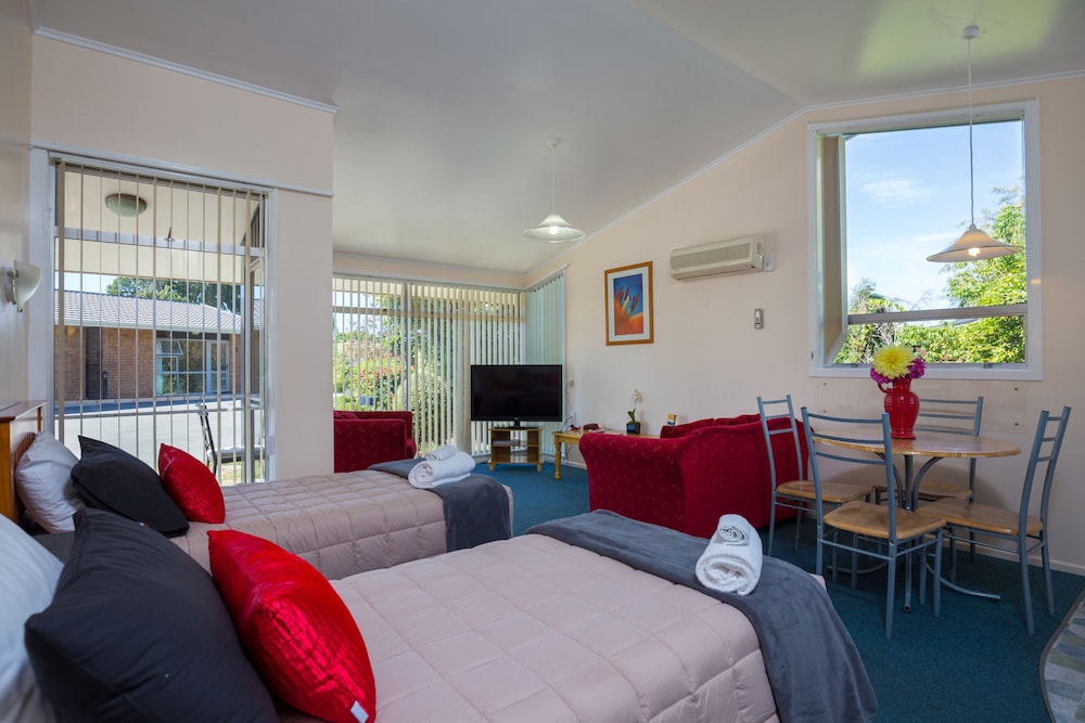 Middle Park Motel 22/63
