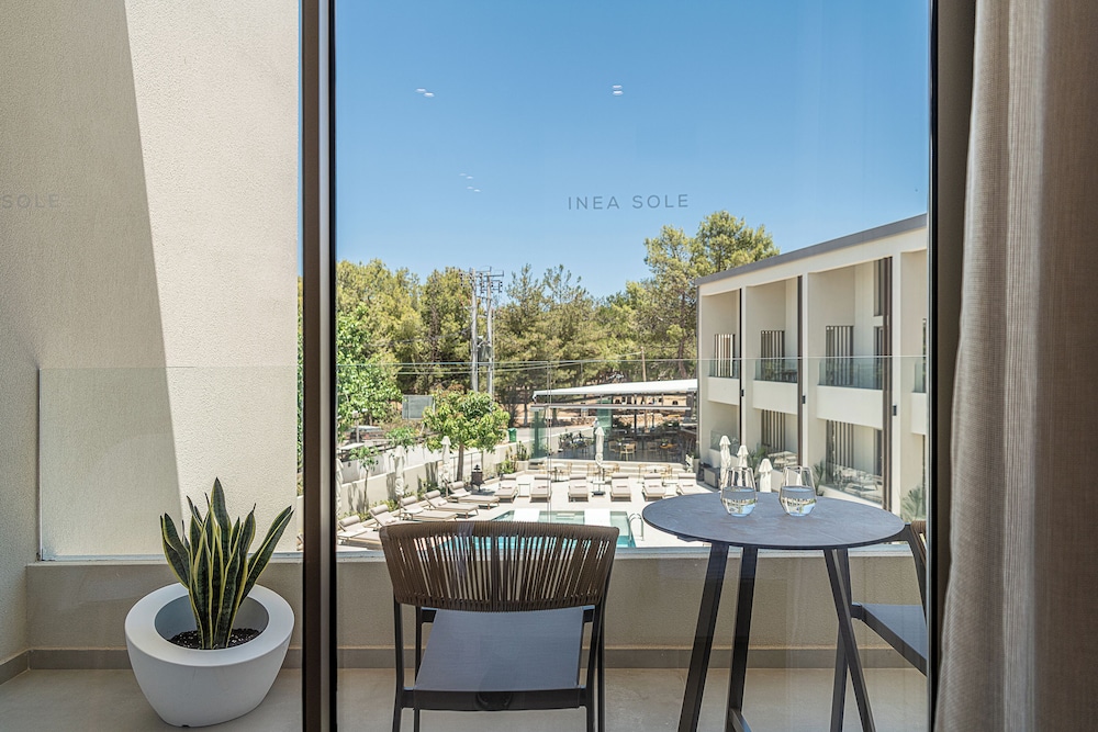 Inea Hotel and Suites 71/78
