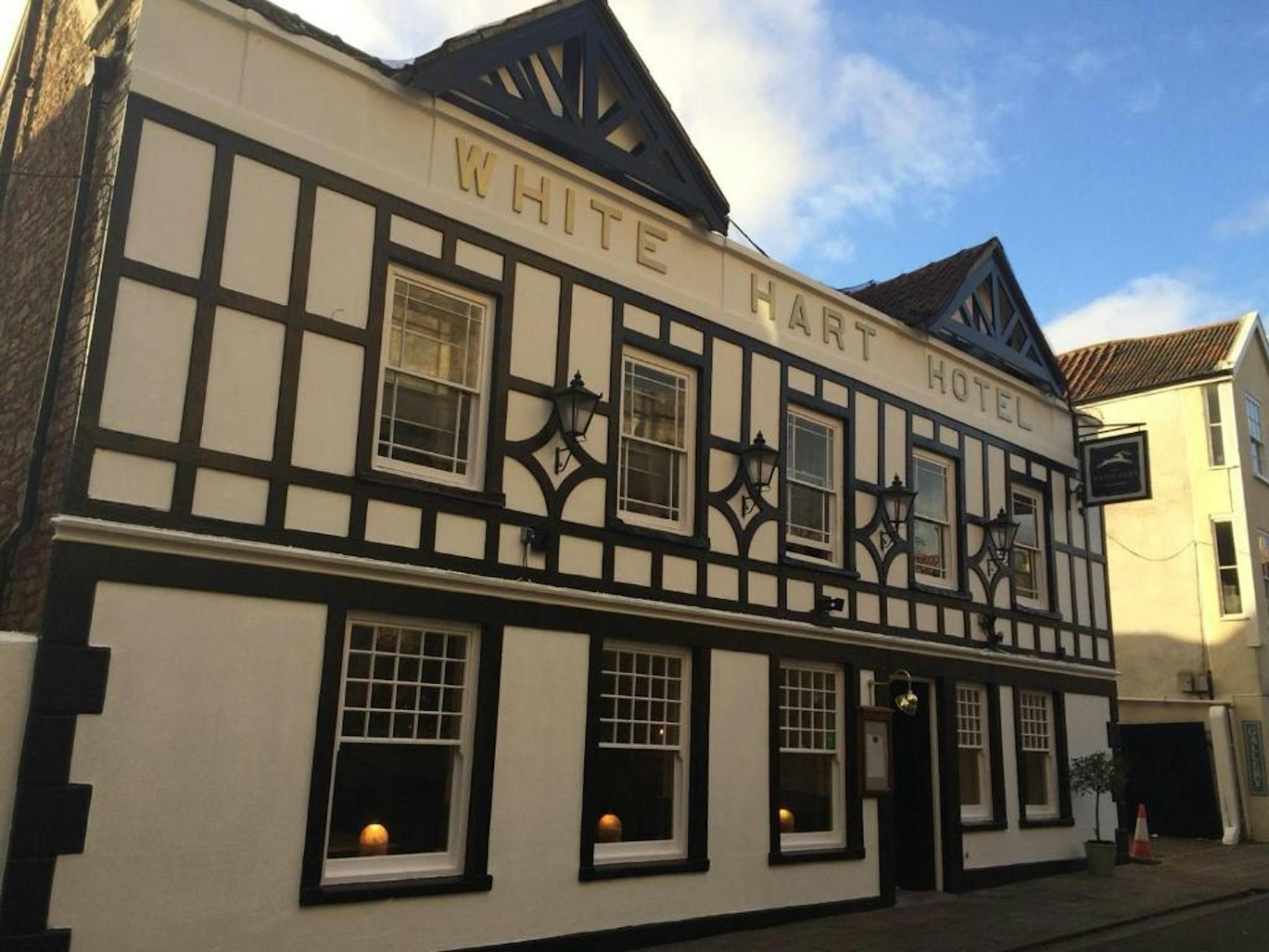 THE WHITE HART HOTEL 2/48