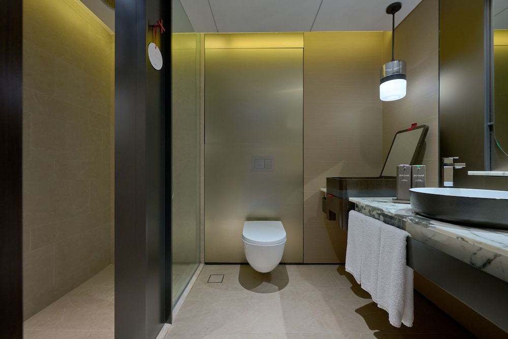 Swissotel The Stamford 50/50