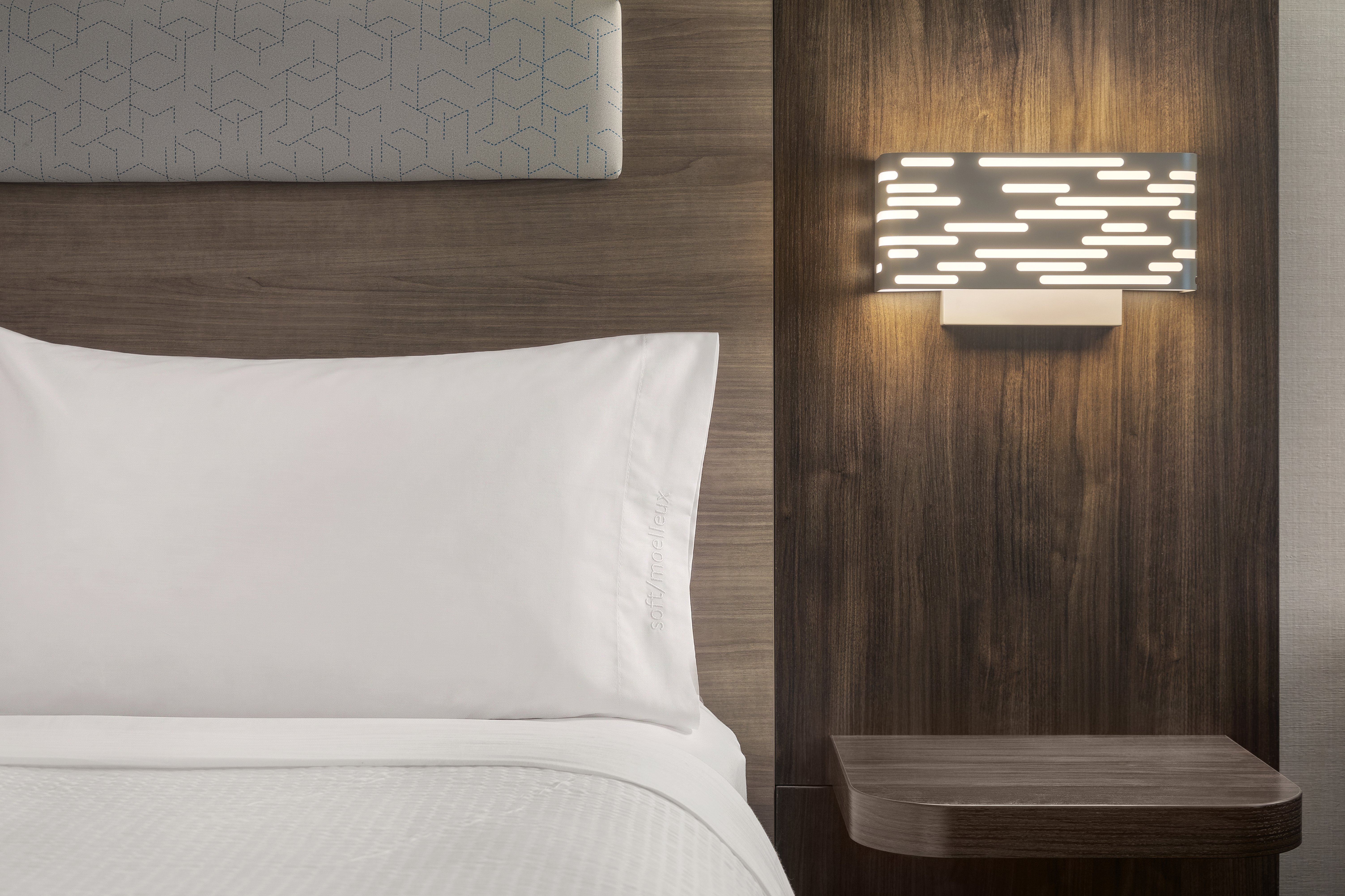 Holiday Inn Express Suites Vaughan 40/78