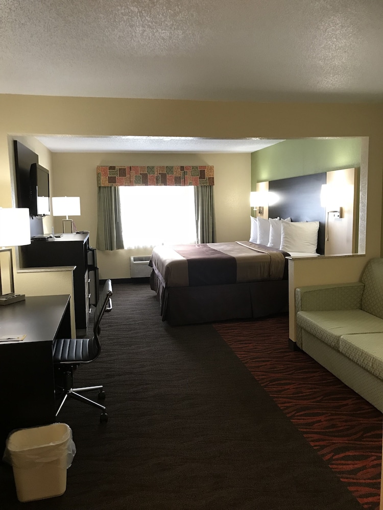 Quality Inn & Suites Benton Harbor - St. Joseph 10/24
