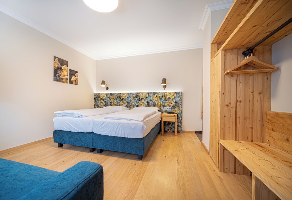 ECONOMY, DOUBLE BED, STREET SIDE VIEW