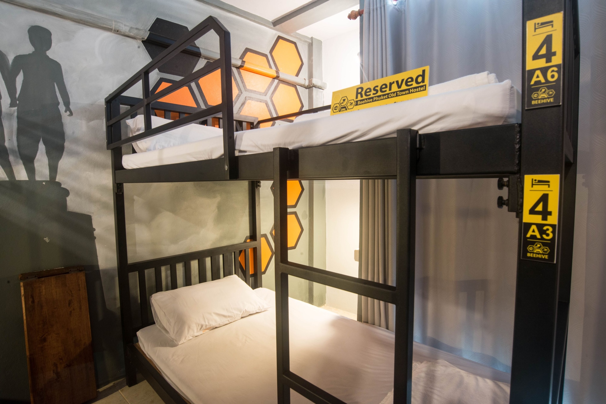 MIXED DORM, 6 BEDS, QUEEN BED