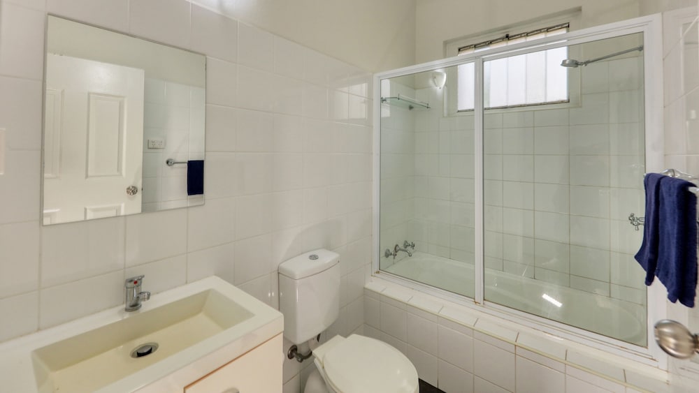 2 Bedrooms, Economy, 1 Double and 3 Single Beds, Bathtub