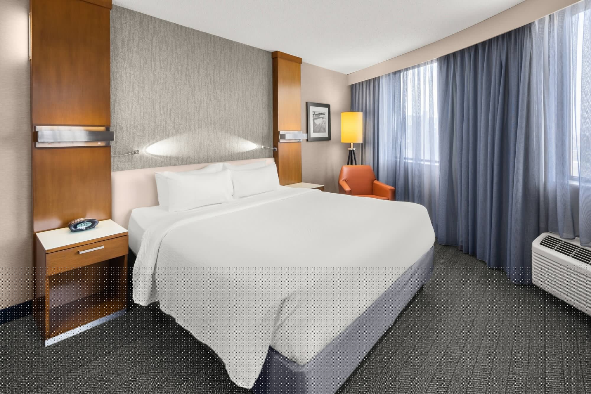 ROOM, KING BED