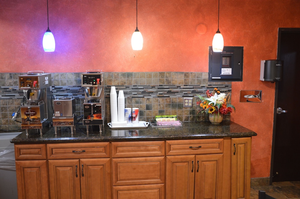 Burnsville Inn & Suites (ex Americas Best Value Inn-Burnsville/Minneapolis) 26/36