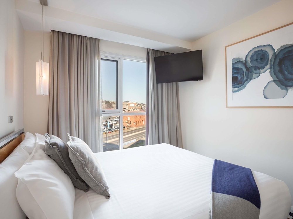 suite, city view
