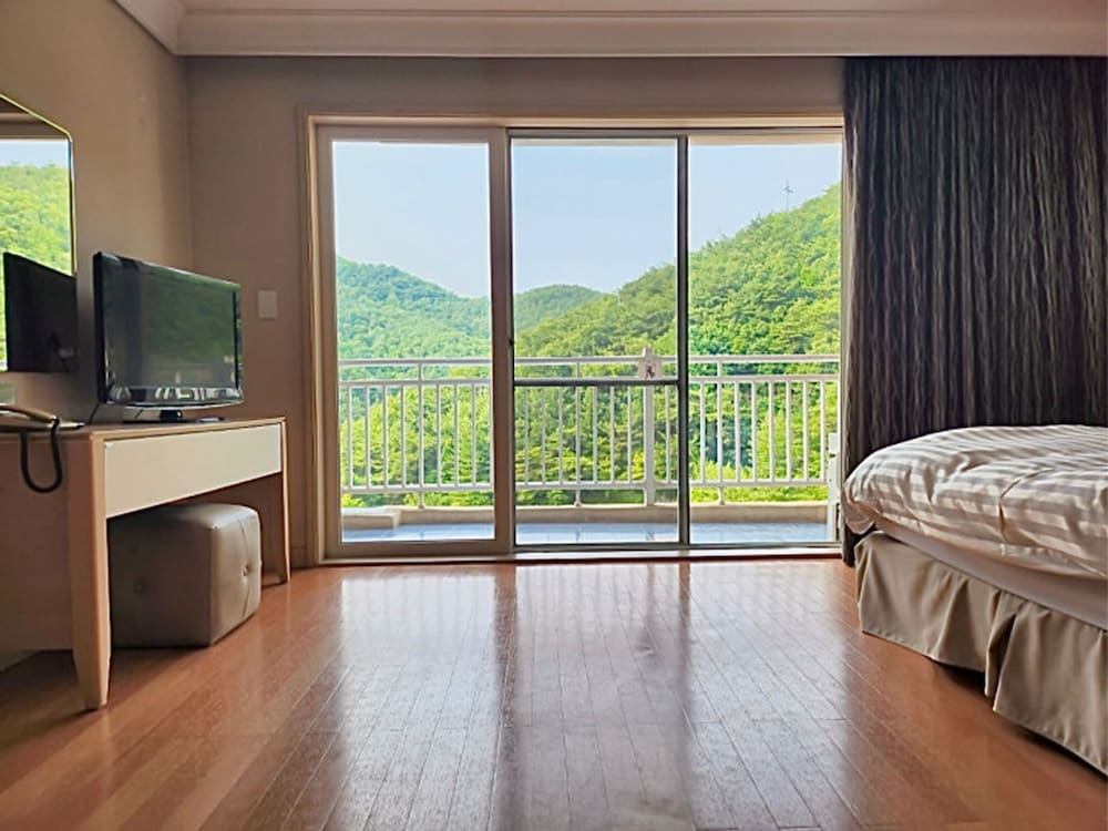 East, Family, Double Bed, Lake or Lake View، Sono Belle Danyang 2/3