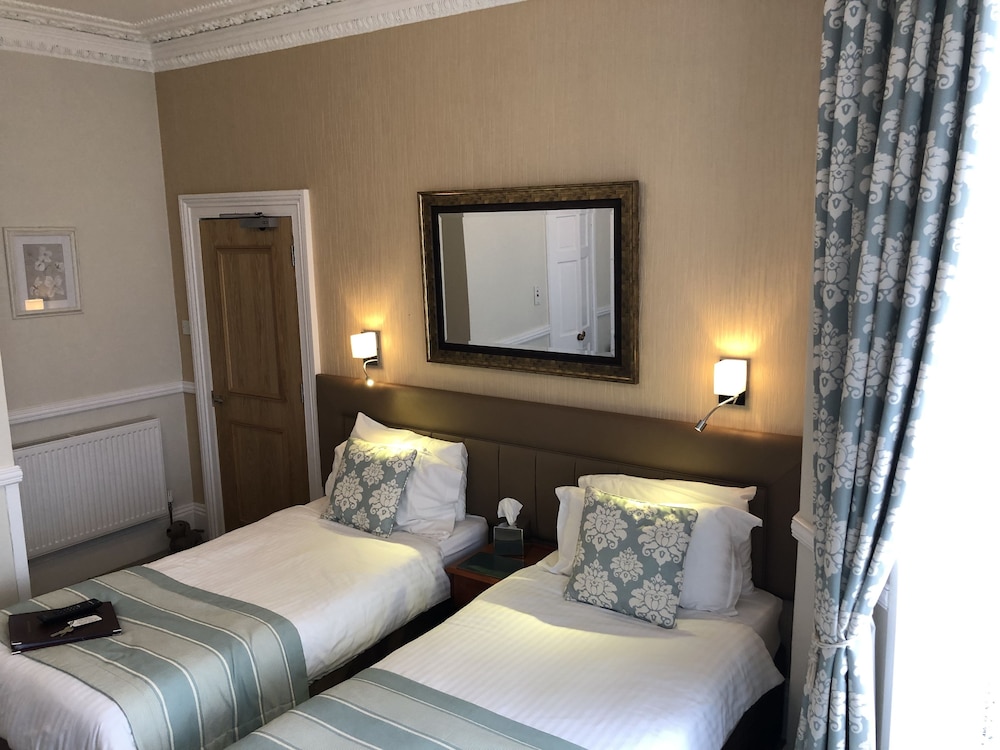Edgcumbe Guest House 4/32
