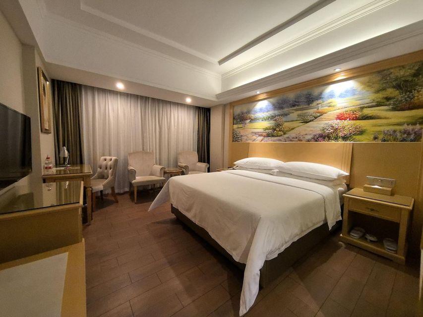 Standard, Queen Bed