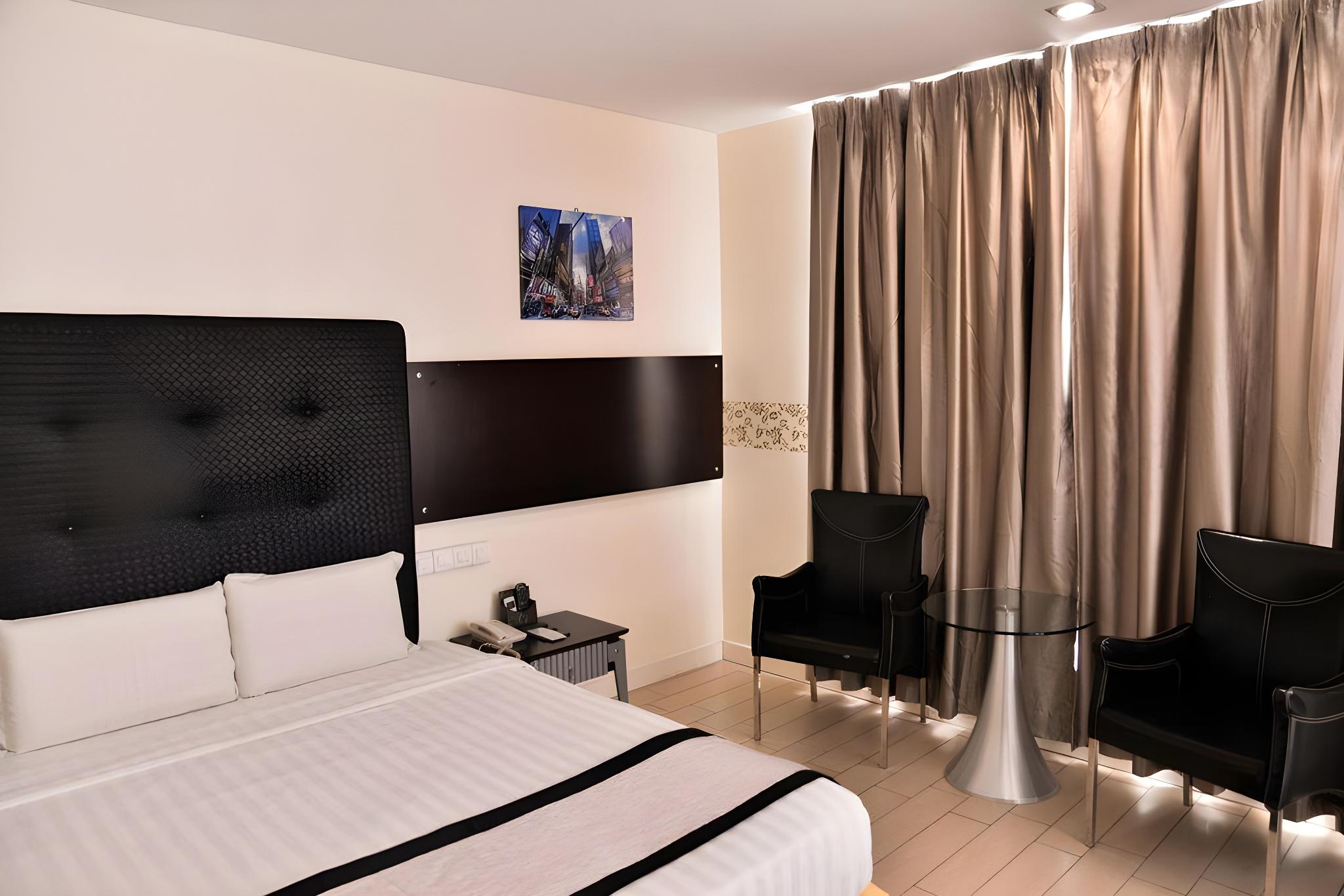 Court, Queen Bed