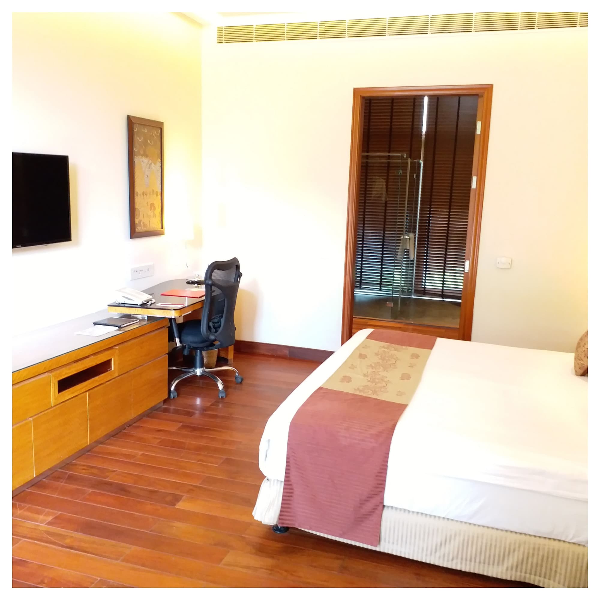غرفة فاخرة بسرير كينج بإطلالة على الفناء، Taj Damdama Lake Resort & Spa, Gurugram 6/9