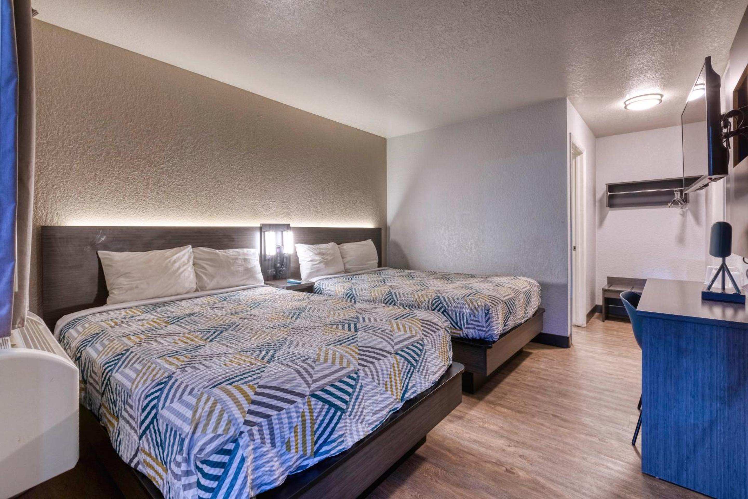 2 Full Beds - Mobility Access Ri Shower Nsmk