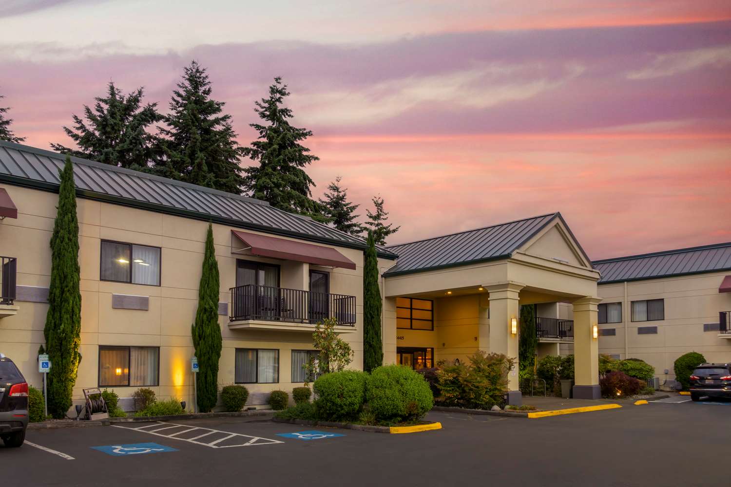 Best Western Plus Plaza by the Green 1/36