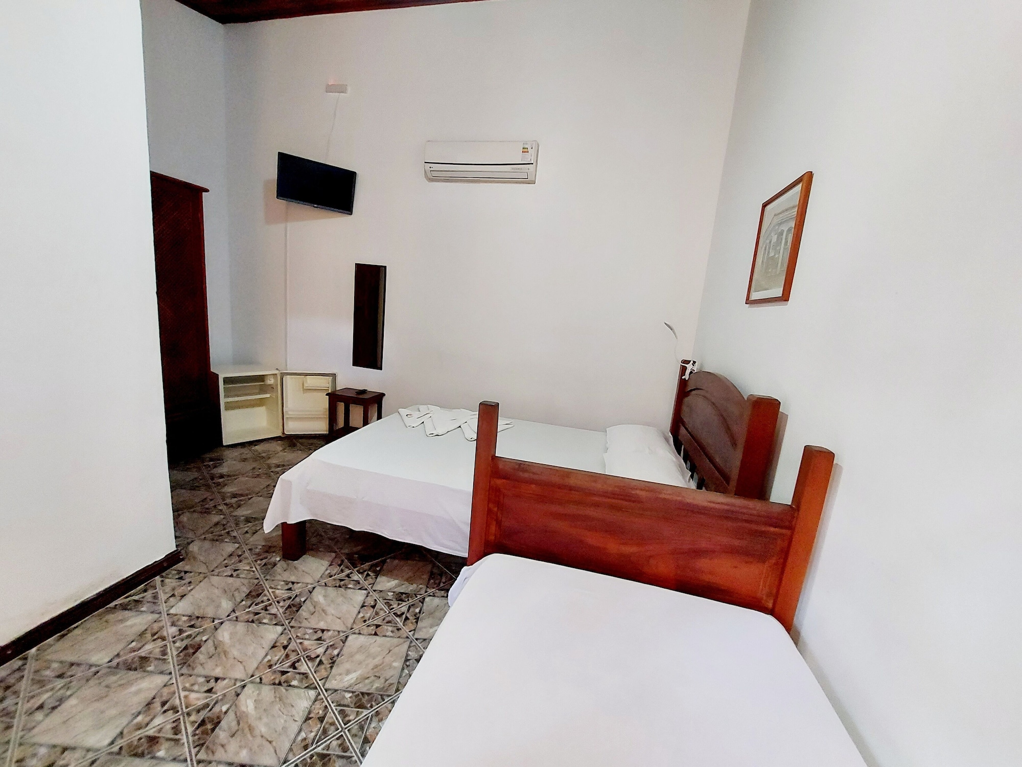 ROOM, QUADRUPLE, TWIN BEDS