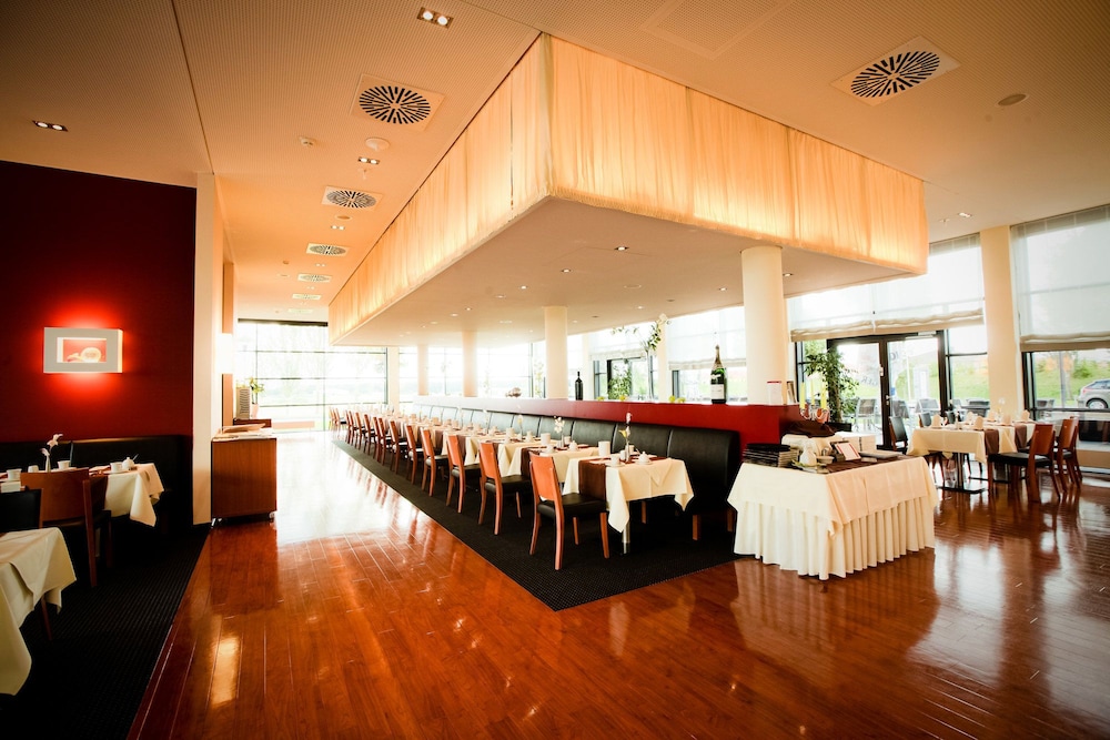 NOVINA HOTEL HERZOGENAURACH HERZO-BASE 11/66